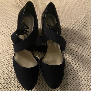 Anne Klein Navy Crisscross Heeled Pumps size 10